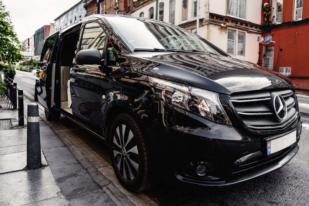 Van Mercedes noir garé en ville.